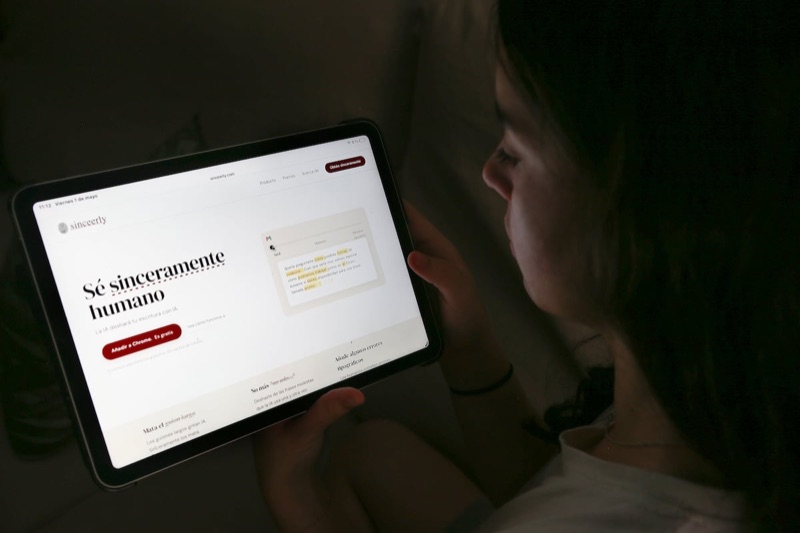 EL PAÍS cover image for an article about humanlike AI writing